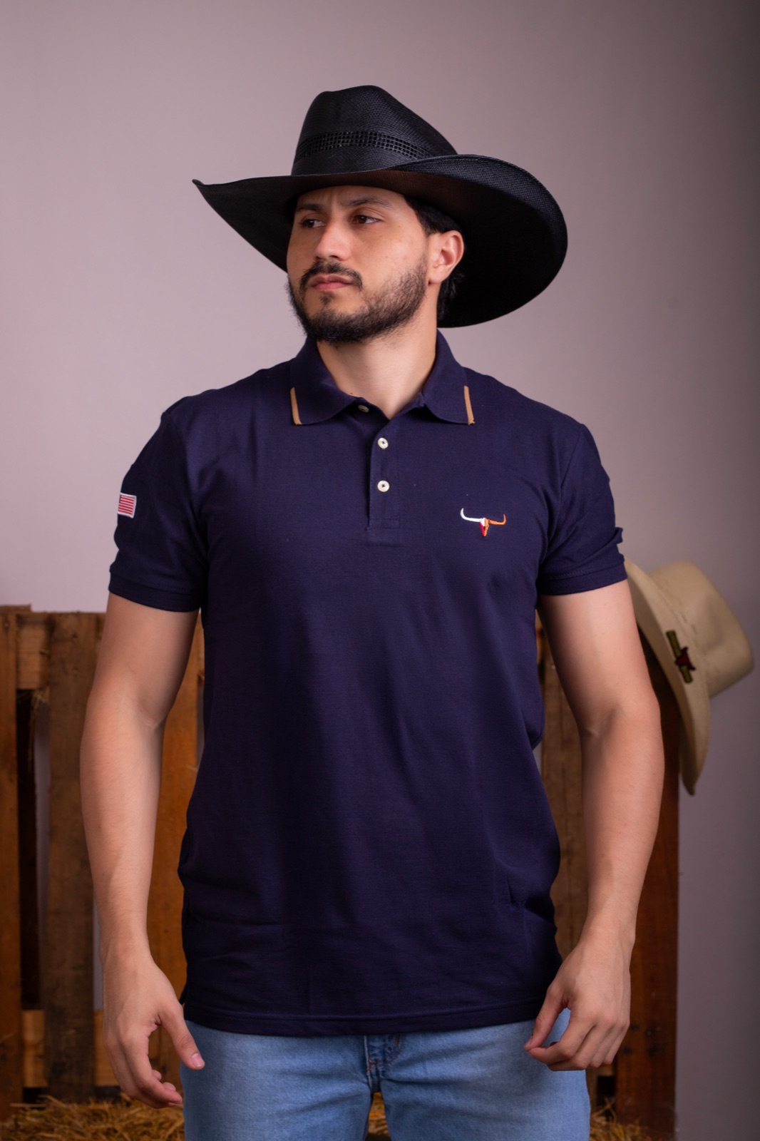 Retrato de Jhonatan com camisa polo e chapéu preto